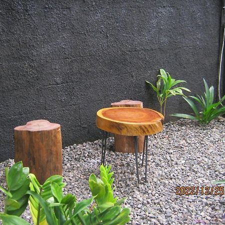 ホテル Aqilakost N Cafe Gadog Puncak ボゴール エクステリア 写真