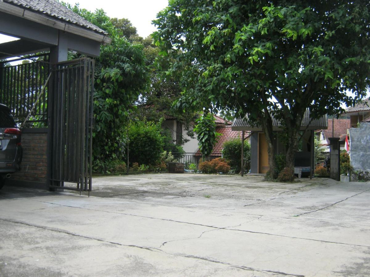 ホテル Aqilakost N Cafe Gadog Puncak ボゴール エクステリア 写真