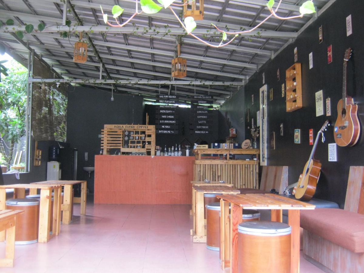 ホテル Aqilakost N Cafe Gadog Puncak ボゴール エクステリア 写真