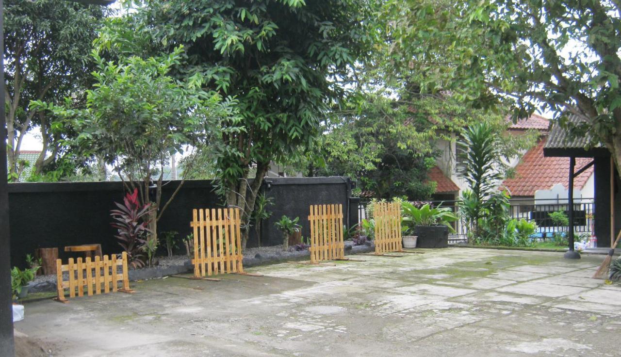 ホテル Aqilakost N Cafe Gadog Puncak ボゴール エクステリア 写真