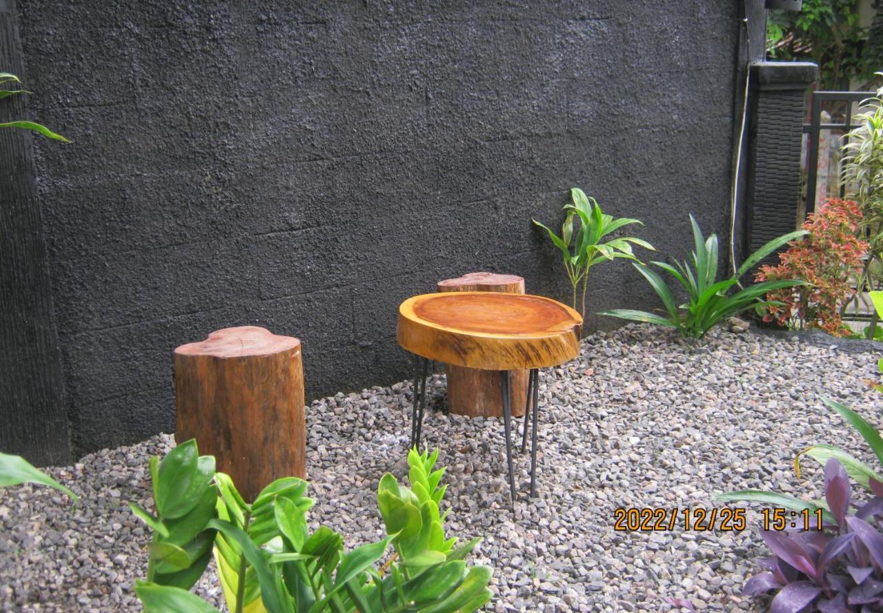 ホテル Aqilakost N Cafe Gadog Puncak ボゴール エクステリア 写真