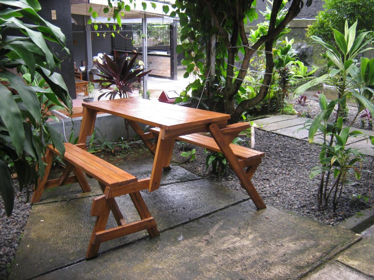 ホテル Aqilakost N Cafe Gadog Puncak ボゴール エクステリア 写真